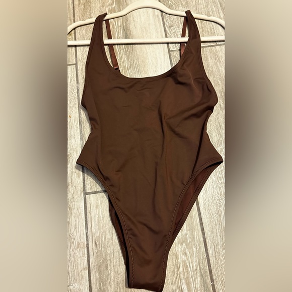 Skims Swim Scoop Neck One Piece - Picture 6 of 6